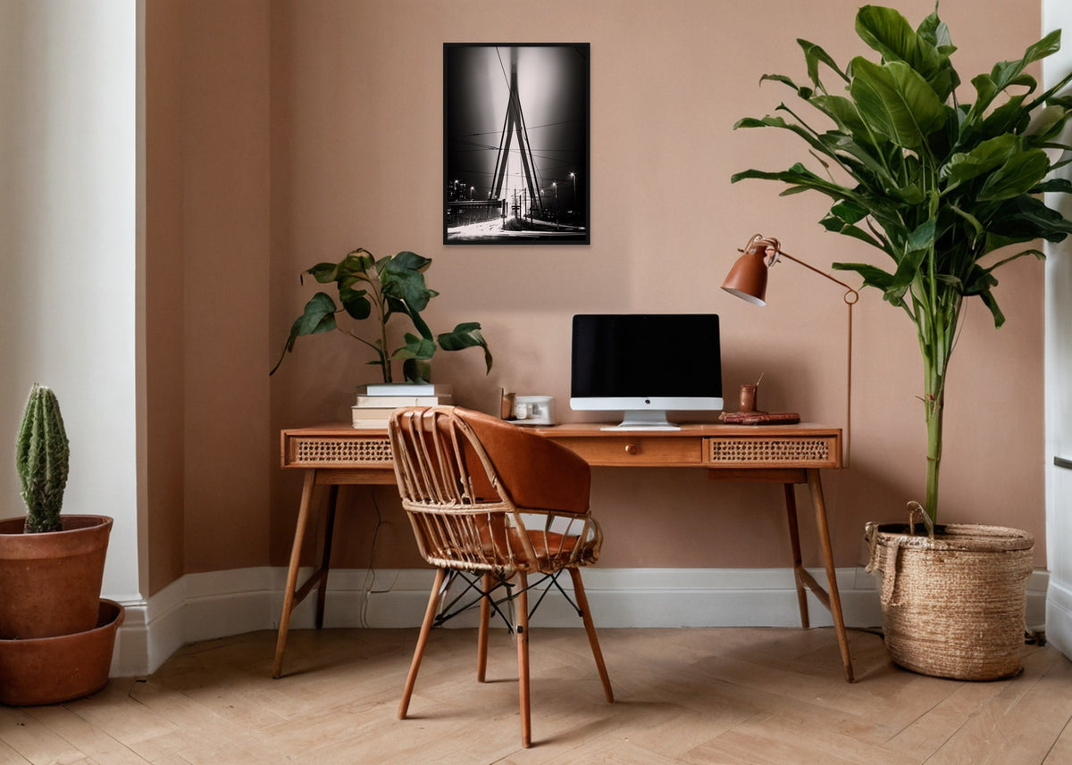 Poster Rotterdam 1 Erasmusbrug stadsfotografie ingelijst aan de muur in een kantoor