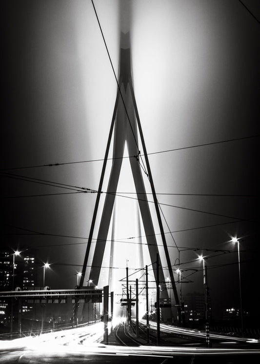 Rotterdam 1 Erasmusbrug poster, zwart-wit kunstfotografie van architectuur en skyline ingelijst