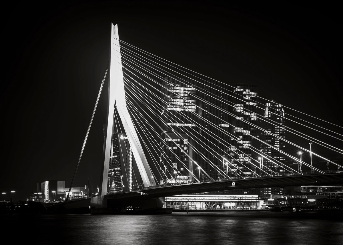 Rotterdam 7 poster, zwart-wit kunstfotografie van architectuur en skyline ingelijst