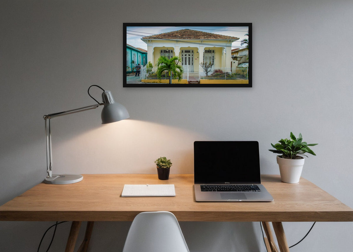 Poster Cuba Villa 1 ingelijst aan de muur in een kantoor