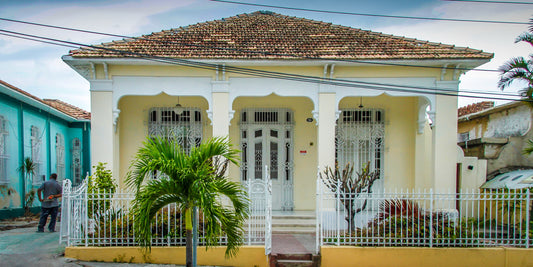 Cuba Villa 1 poster, foto van een villa in Cuba in geel en wit