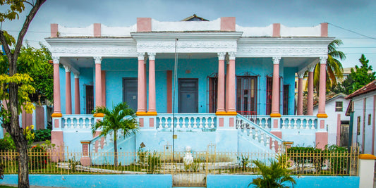 Cuba Villa 4 poster, foto van een villa in Cuba in lichtblauw en roze