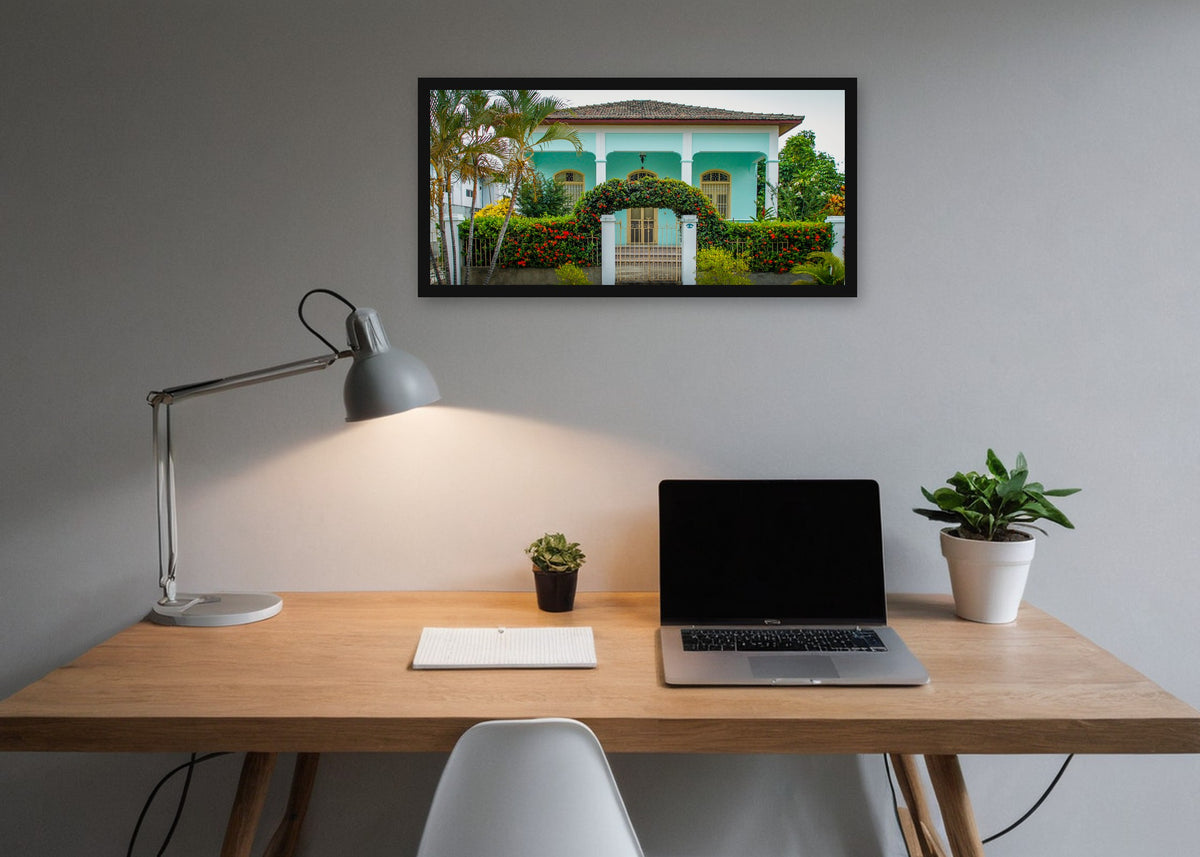 Poster Cuba Villa 5 ingelijst aan de muur in een kantoor