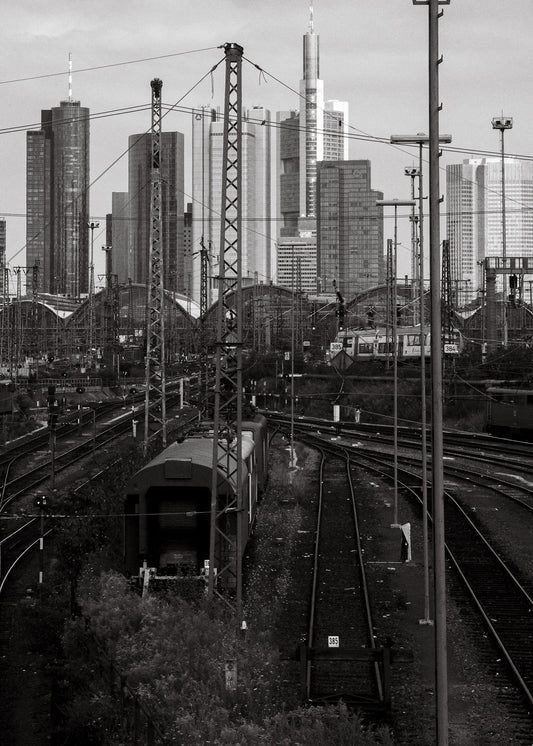 Skyline Frankfurt poster, zwart-witfoto van treinen, bovenleidingen en wolkenkrabbers