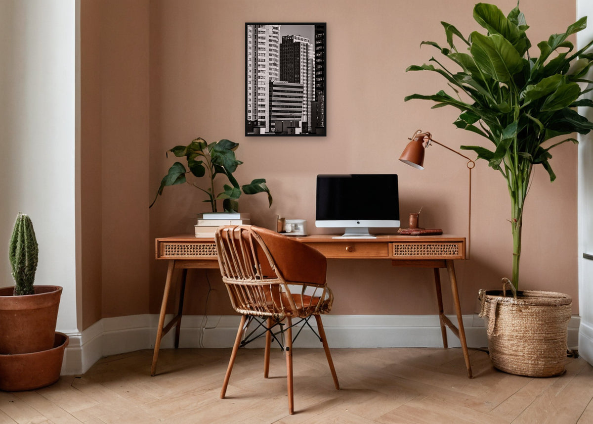 Poster Rotterdam 25 ingelijst aan de muur in een kantoor