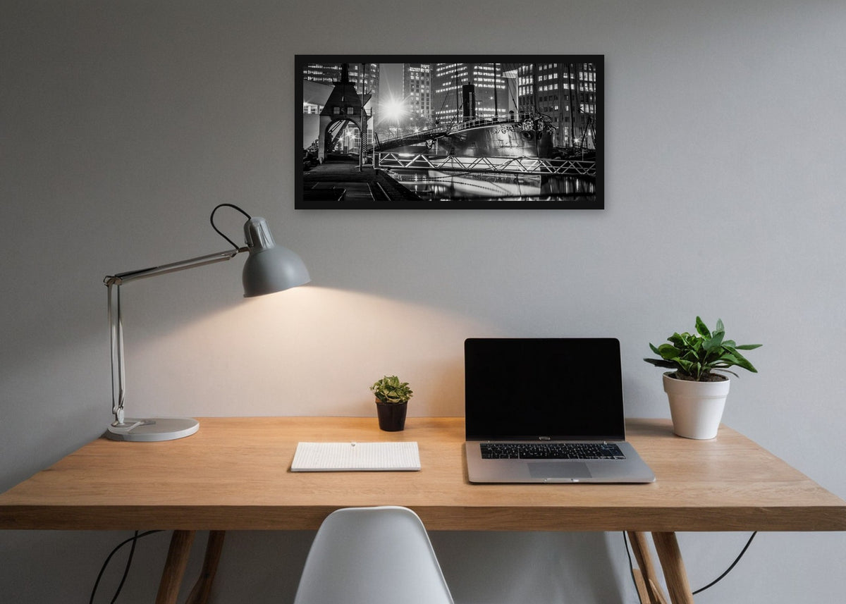 Poster Rotterdam 30 ingelijst aan de muur in een kantoor