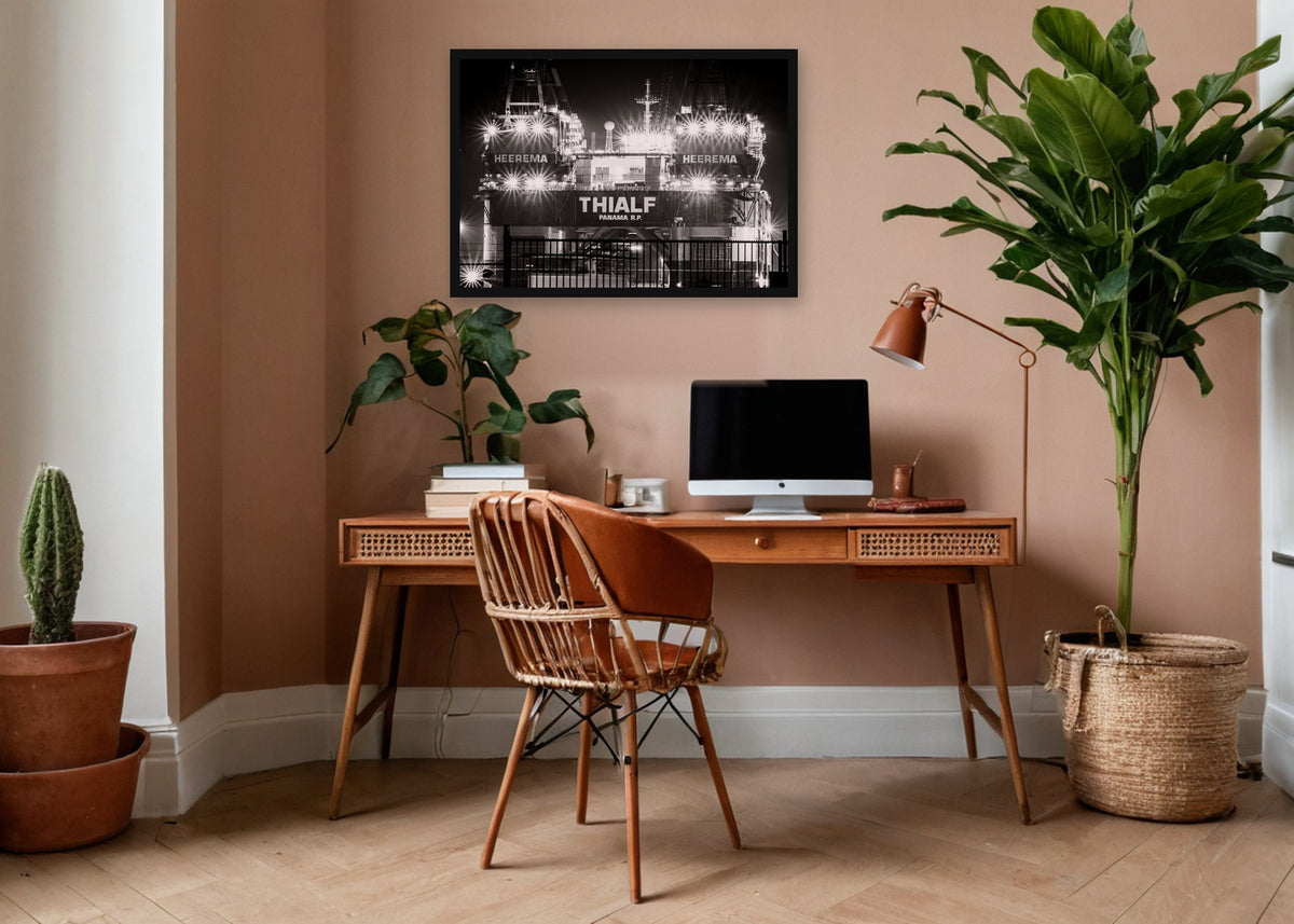 Poster Rotterdam 35 ingelijst aan de muur in een kantoor
