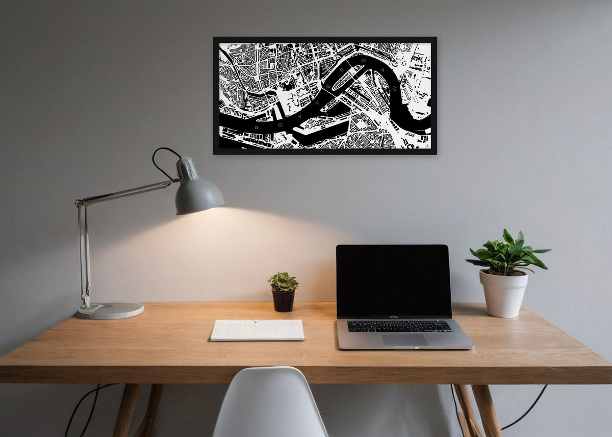 Poster Kaart van Rotterdam ingelijst aan de muur in een kantoor