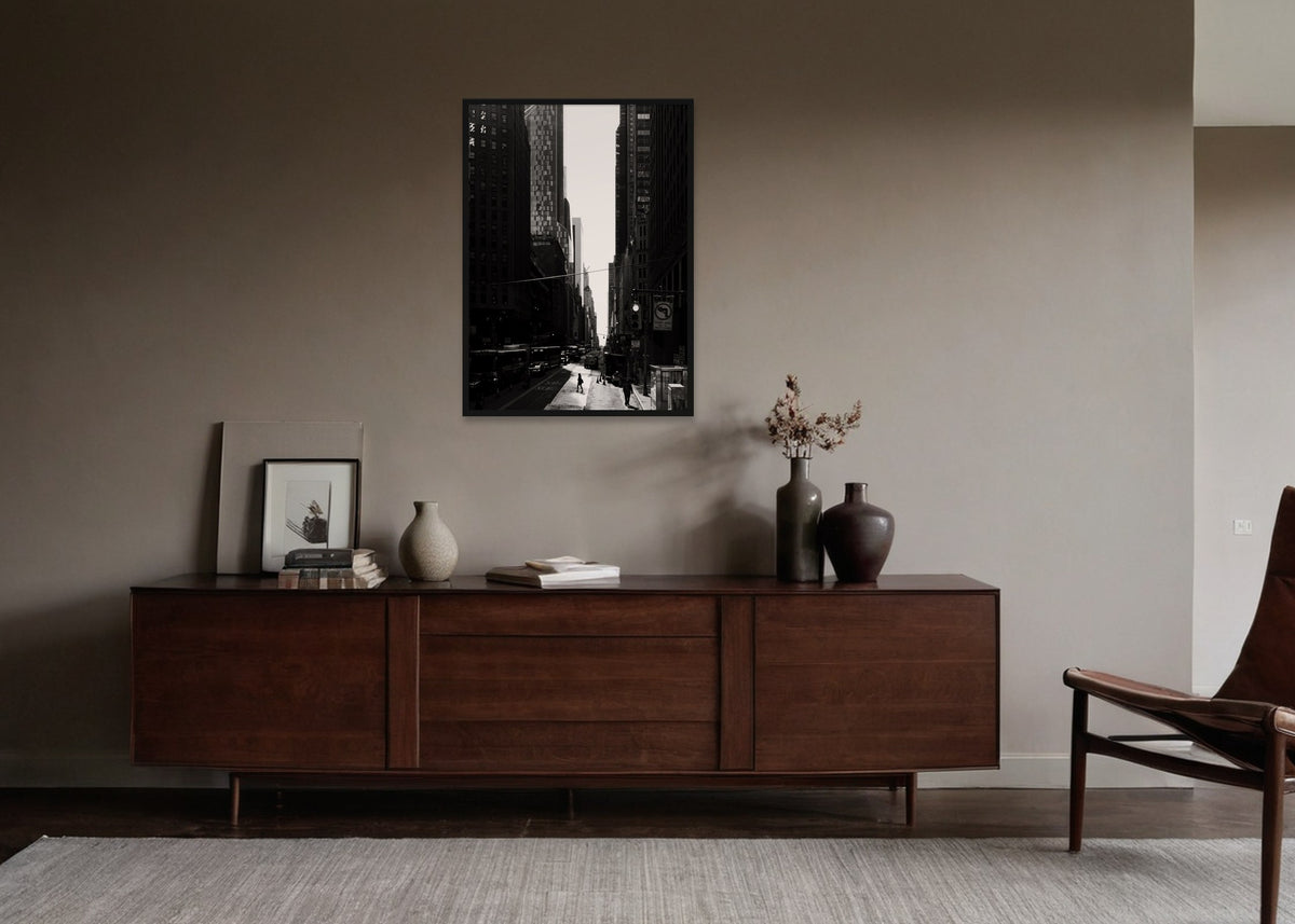 Poster New York 3 stadsfotografie ingelijst aan de muur in een woonkamer