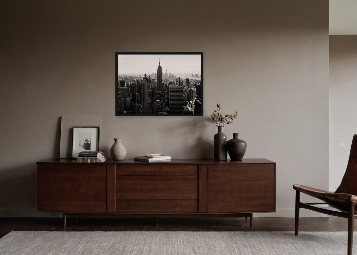 Poster New York 5 stadsfotografie ingelijst aan de muur in een woonkamer