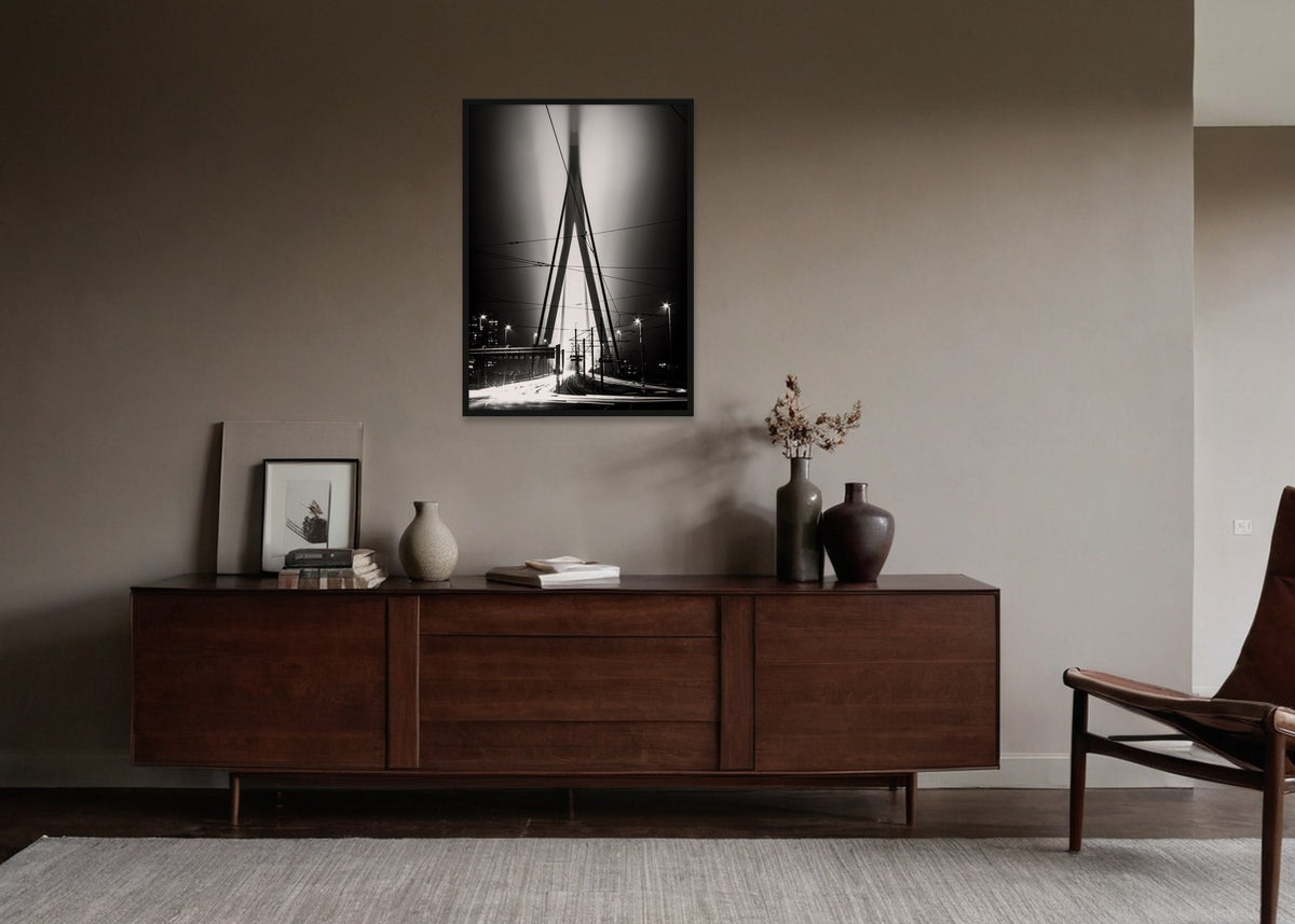 Poster Rotterdam 1 Erasmusbrug stadsfotografie ingelijst aan de muur in een woonkamer