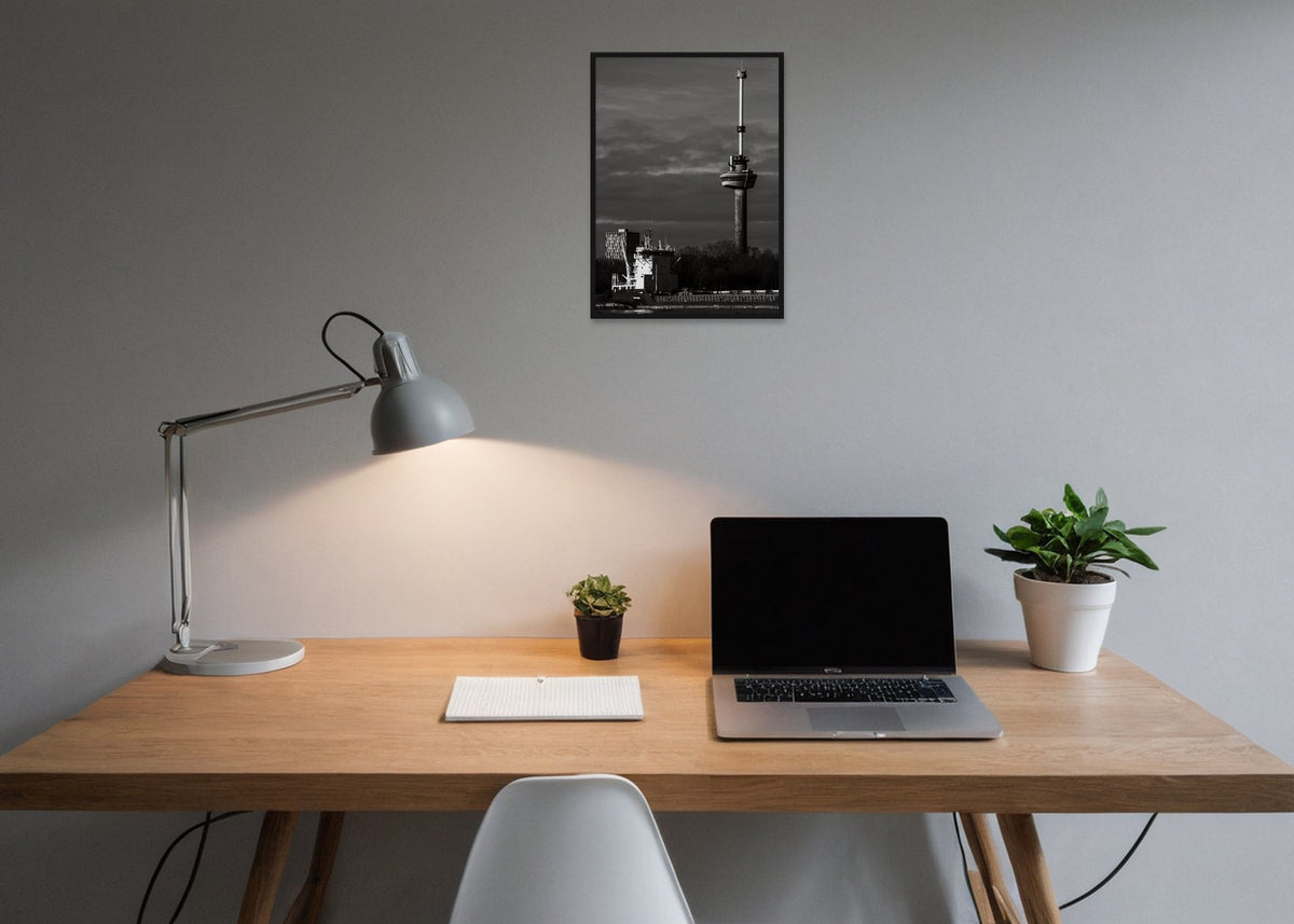 Poster Rotterdam 4 stadsfotografie ingelijst aan de muur in een kantoor