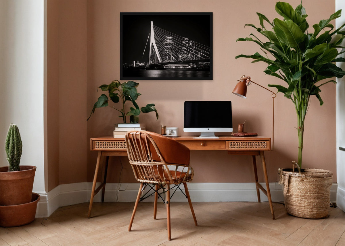 Poster Rotterdam 7 stadsfotografie ingelijst aan de muur in een kantoor