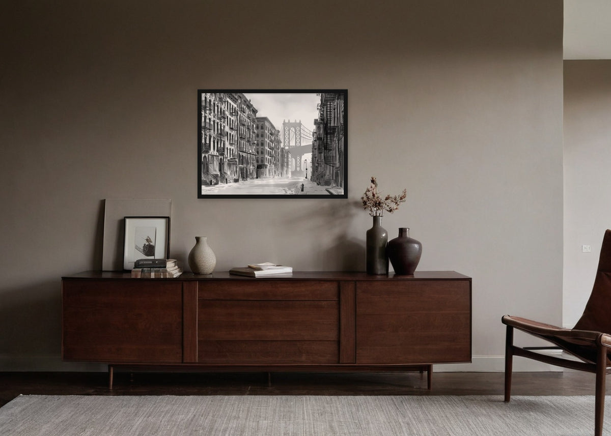 Poster Manhattan Bridge vanaf Pike Street New York ingelijst aan de muur in een woonkamer