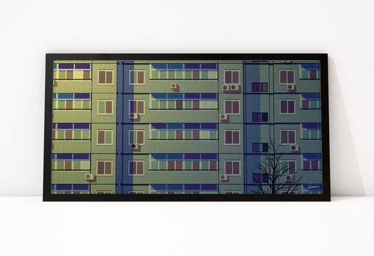 Poster Beijing Residential Area ingelijst, illustratie van een gevel met ramen in groen en blauw