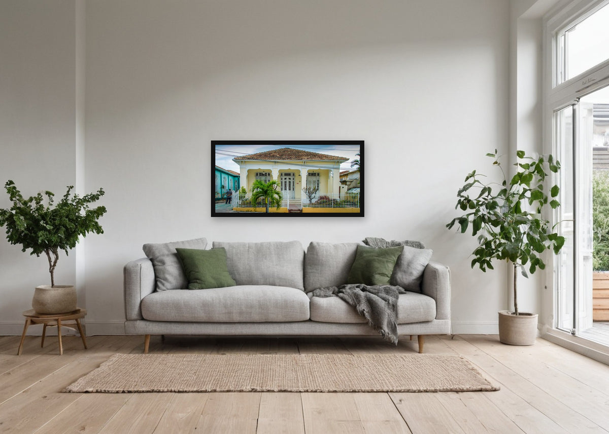 Poster Cuba Villa 1 ingelijst aan de muur in een woonkamer