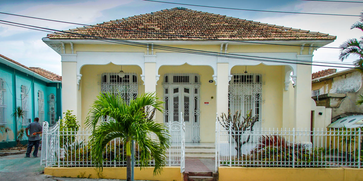 Cuba Villa 1 poster, foto van een villa in Cuba in geel en wit