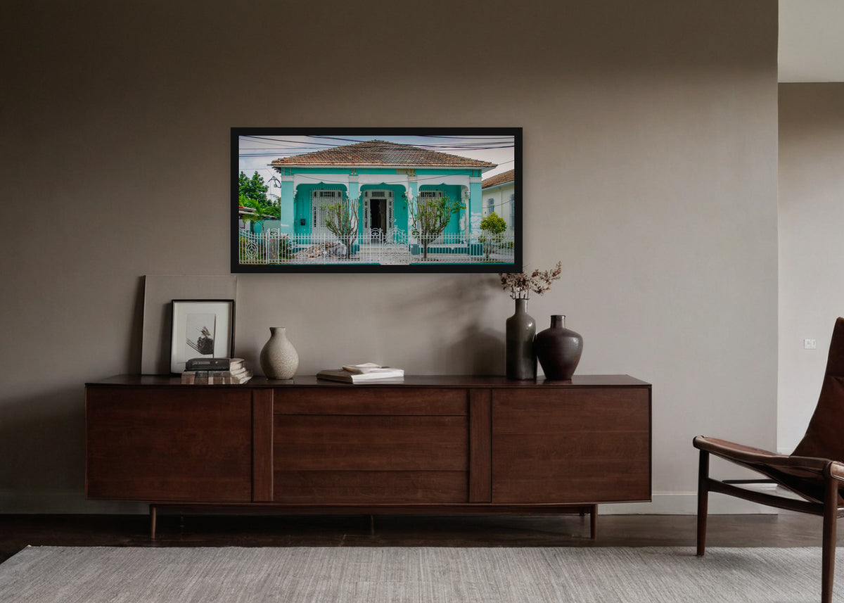 Poster Cuba Villa 2 ingelijst aan de muur in een woonkamer