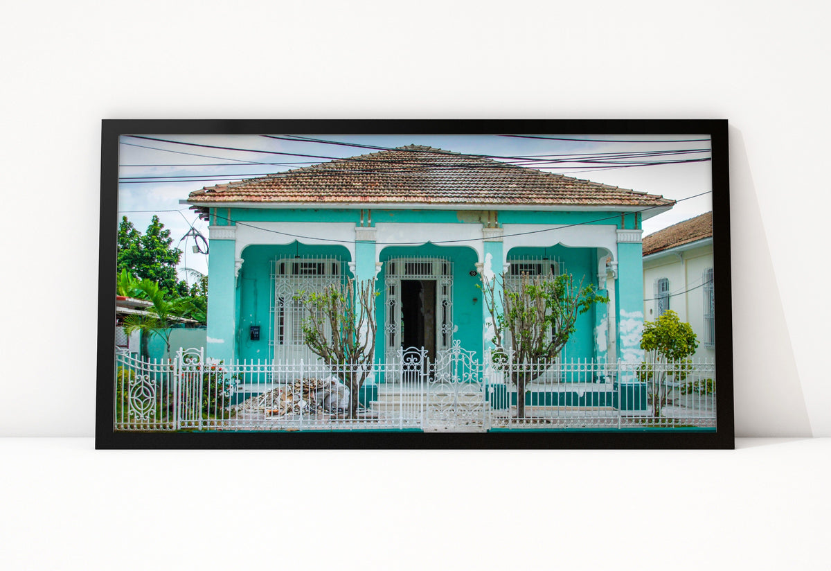 Poster Cuba Villa 2 ingelijst, kleurenfoto van een turquoise villa met een rood pannendak, drie bogen aan de voorkant en een wit hekwerk
