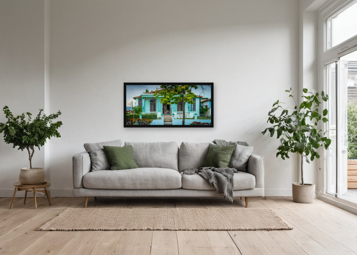 Poster Cuba Villa 3 ingelijst aan de muur in een woonkamer