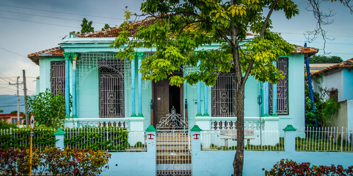 Cuba Villa 3 poster, foto van een villa in Cuba in lichtblauw en groen