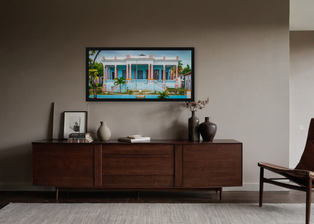 Poster Cuba Villa 4 ingelijst aan de muur in een woonkamer