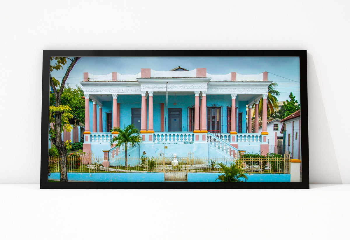 Poster Cuba Villa 4 ingelijst, kleurenfoto van een brede villa met roze zuilen, een witte balustrade en een trap naar de veranda