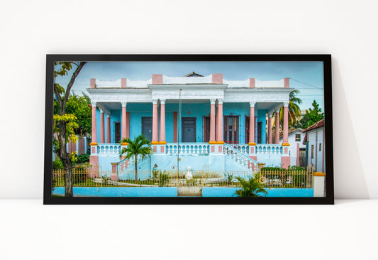 Poster Cuba Villa 4 ingelijst, kleurenfoto van een brede villa met roze zuilen, een witte balustrade en een trap naar de veranda