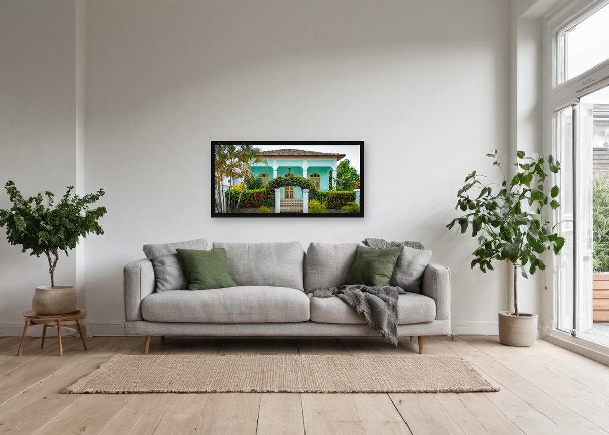 Poster Cuba Villa 5 ingelijst aan de muur in een woonkamer