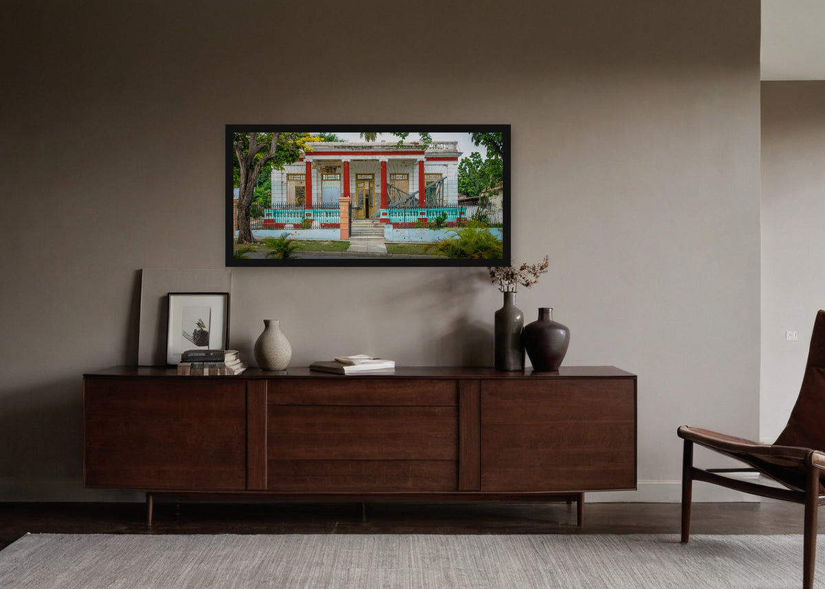 Poster Cuba Villa 6 ingelijst aan de muur in een woonkamer