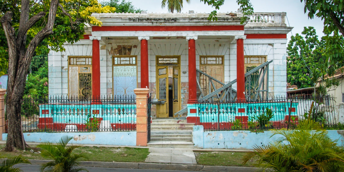 Cuba Villa 6 poster, foto van een villa in Cuba in rood, geel en turquoise