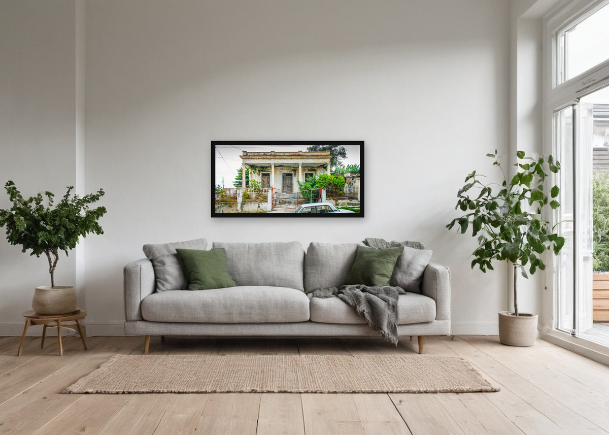 Poster Cuba Villa 7 ingelijst aan de muur in een woonkamer