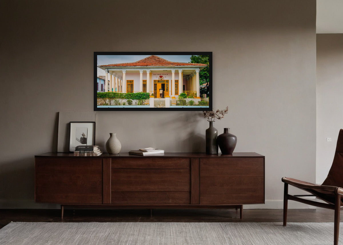 Poster Cuba Villa 8 ingelijst aan de muur in een woonkamer
