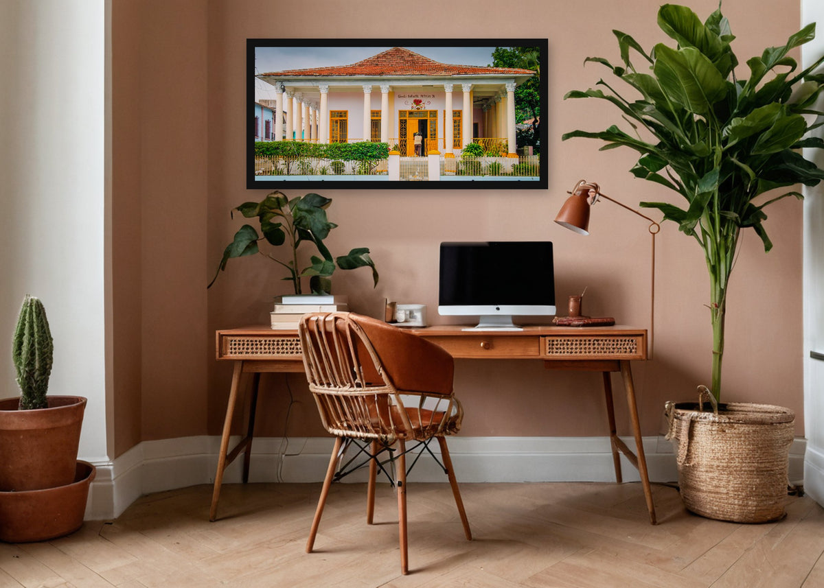 Poster Cuba Villa 8 ingelijst aan de muur in een kantoor