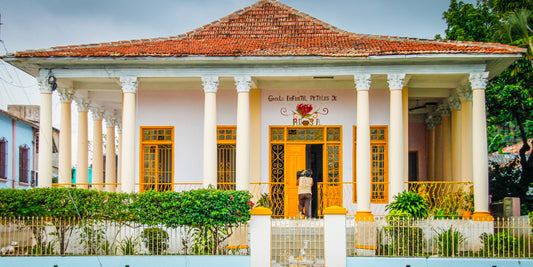 Cuba Villa 8 poster, foto van een villa in Cuba in terracotta, wit en oranje