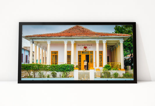 Poster Cuba Villa 8 ingelijst, kleurenfoto van een villa met een terracotta dak, een rij witte zuilen en oranje deuren