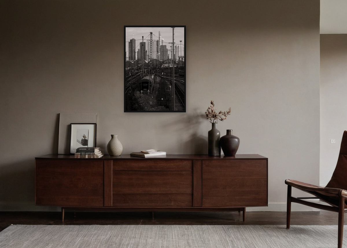Poster Skyline Frankfurt ingelijst aan de muur in een woonkamer