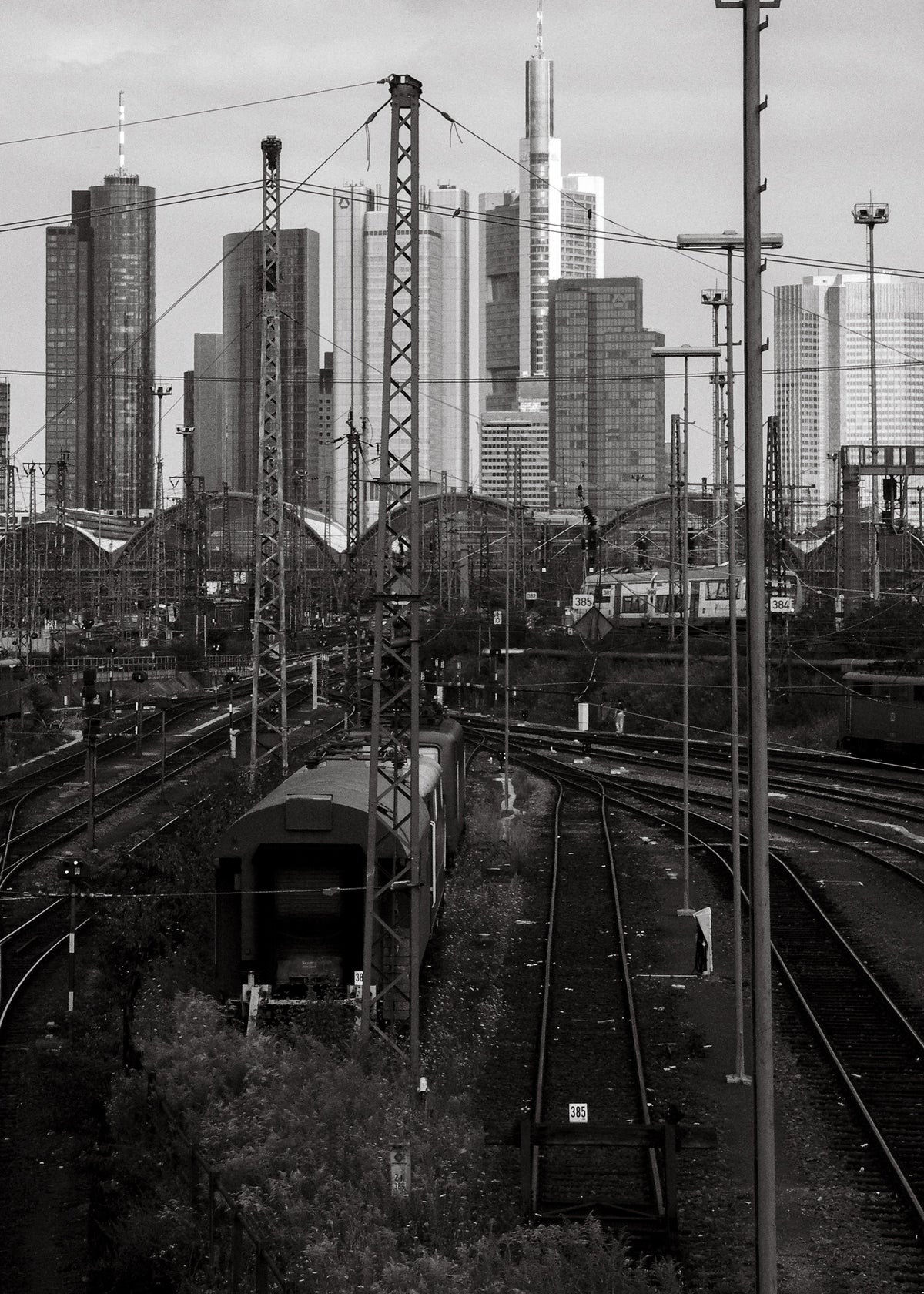 Skyline Frankfurt poster, zwart-witfoto van treinen, bovenleidingen en wolkenkrabbers