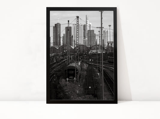 Poster Skyline Frankfurt ingelijst, zwart-witfoto van het spoor met de torens van Frankfurt