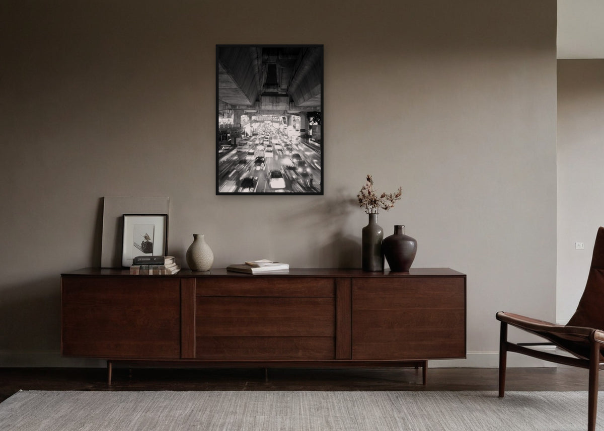 Poster Bangkok Rush Hour ingelijst aan de muur in een woonkamer