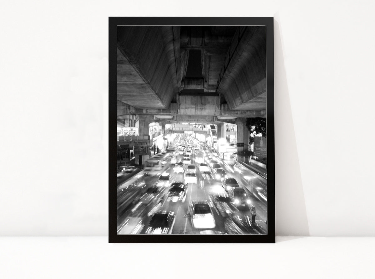 Poster Bangkok Rush Hour ingelijst, zwart-witfoto van verkeer onder de luchttrein