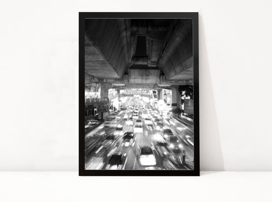 Poster Bangkok Rush Hour ingelijst, zwart-witfoto van verkeer onder de luchttrein