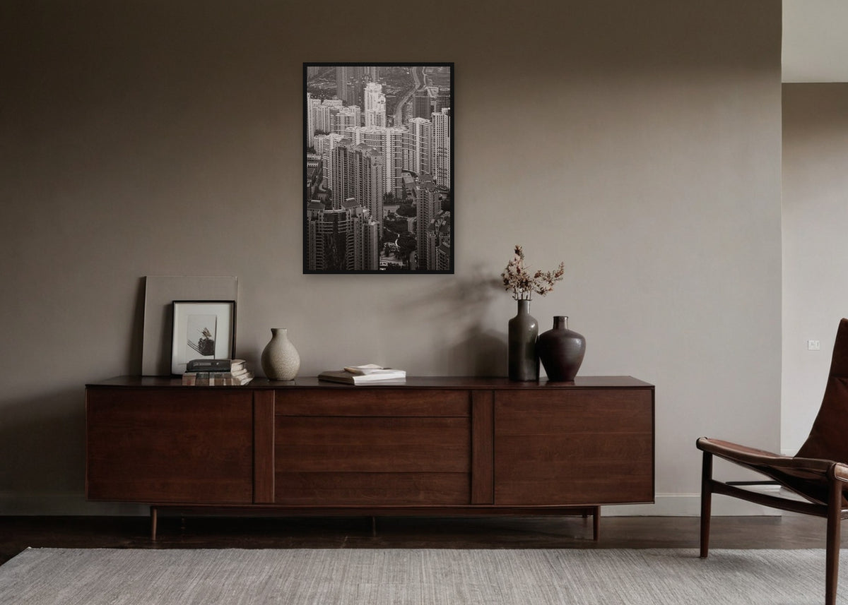Poster Shanghai 6 ingelijst aan de muur in een woonkamer
