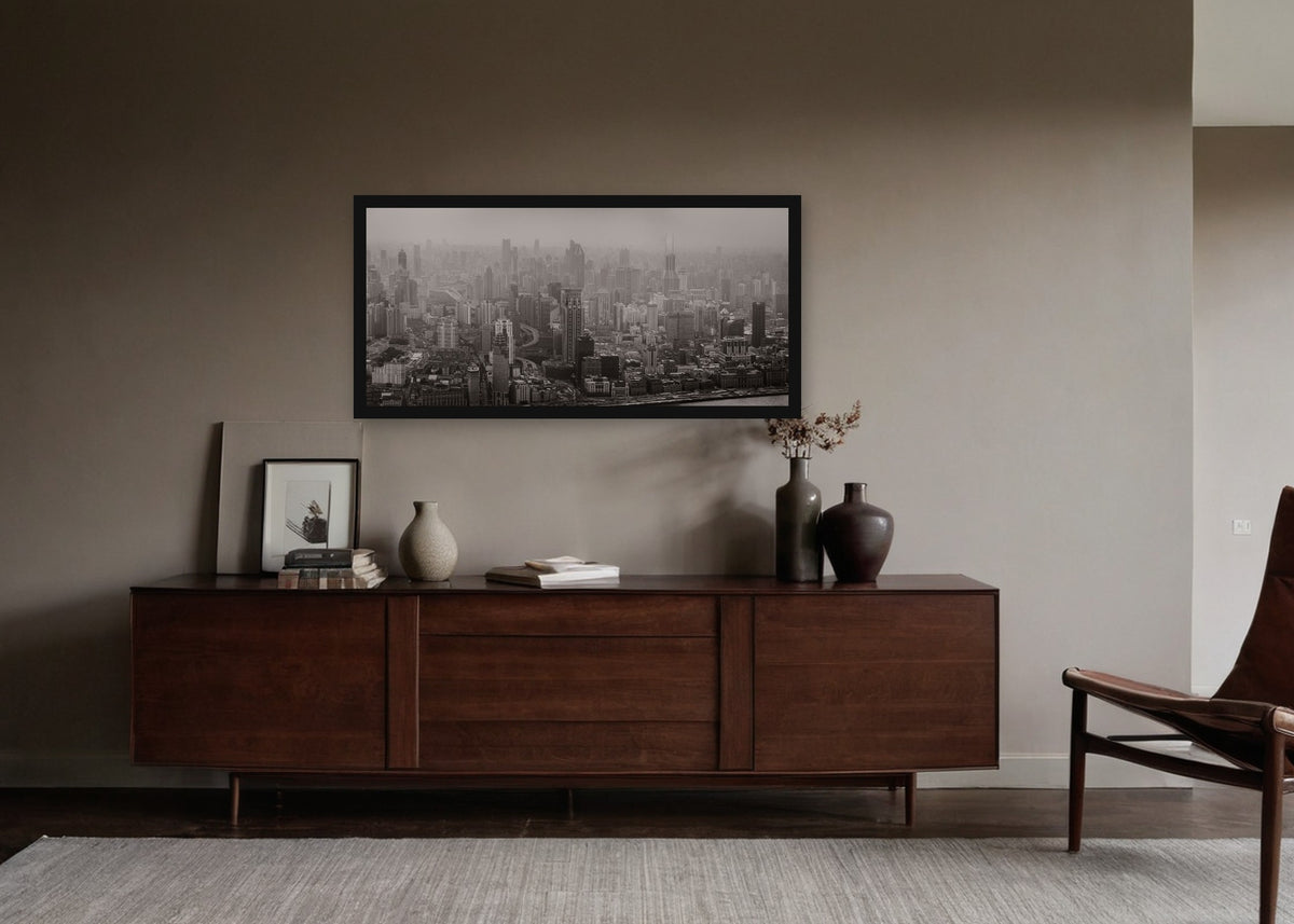 Poster Shanghai 8 ingelijst aan de muur in een woonkamer