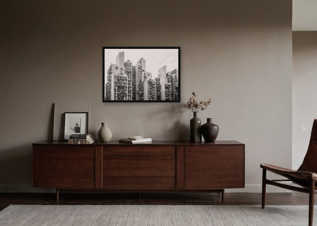 Poster Macau 1 ingelijst aan de muur in een woonkamer