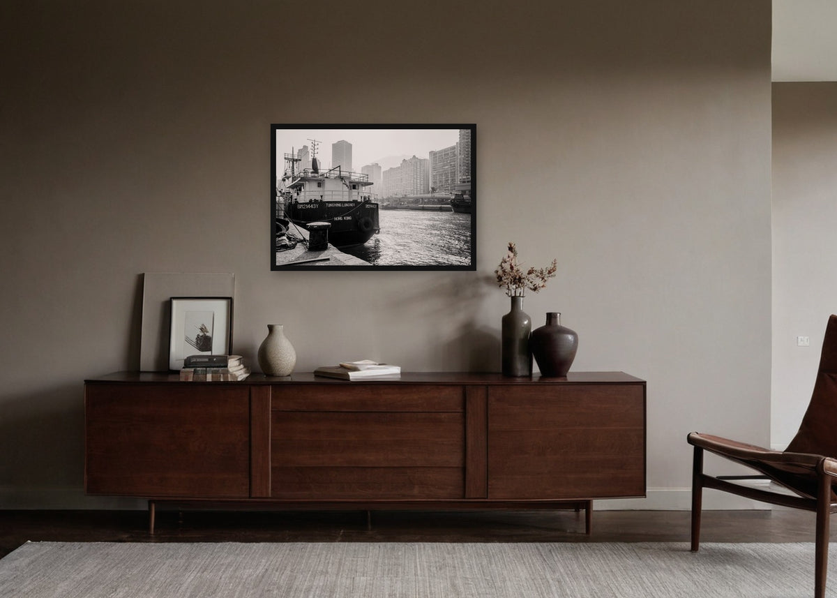 Poster Hongkong 7 ingelijst aan de muur in een woonkamer