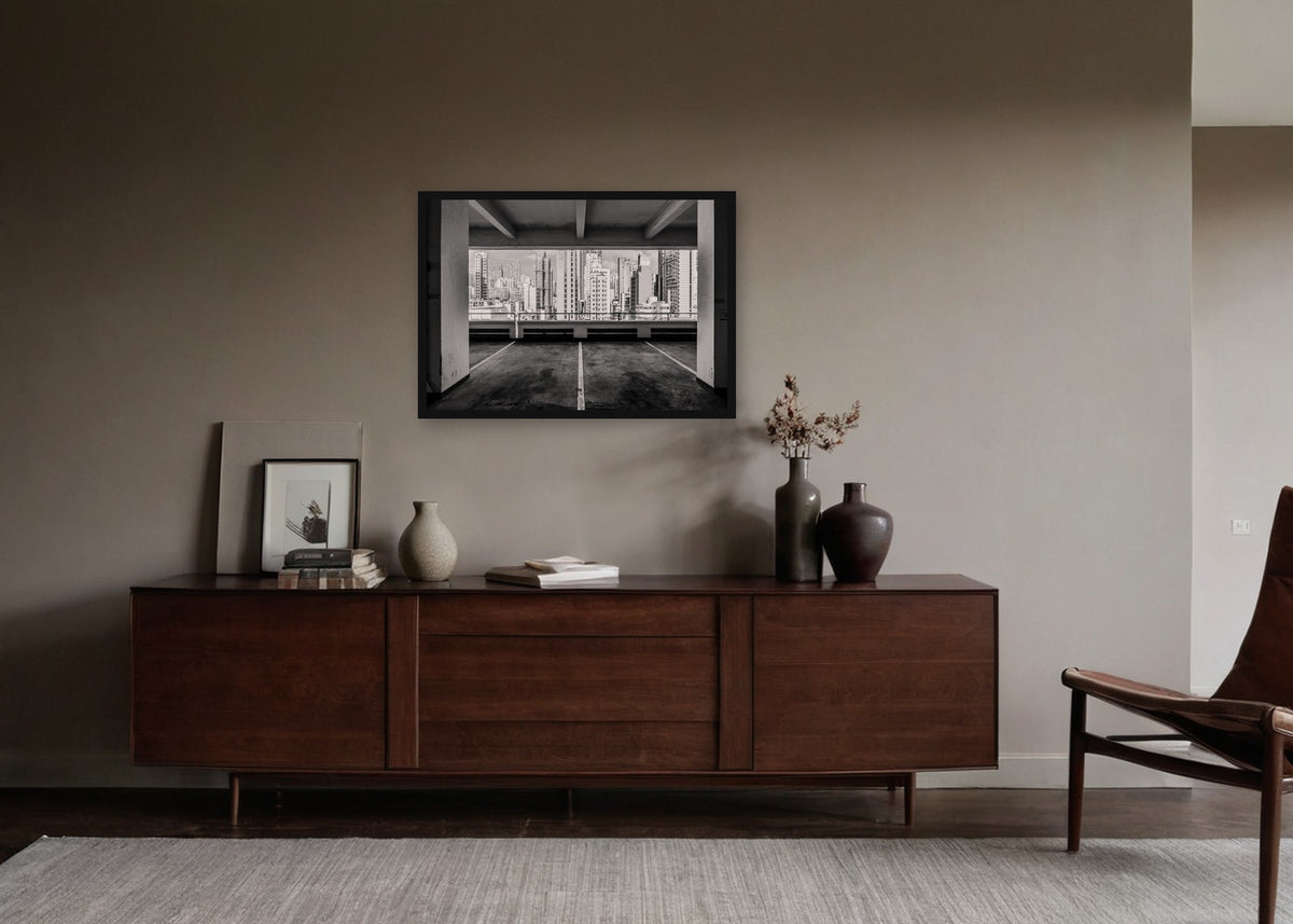 Poster Hongkong 9 ingelijst aan de muur in een woonkamer