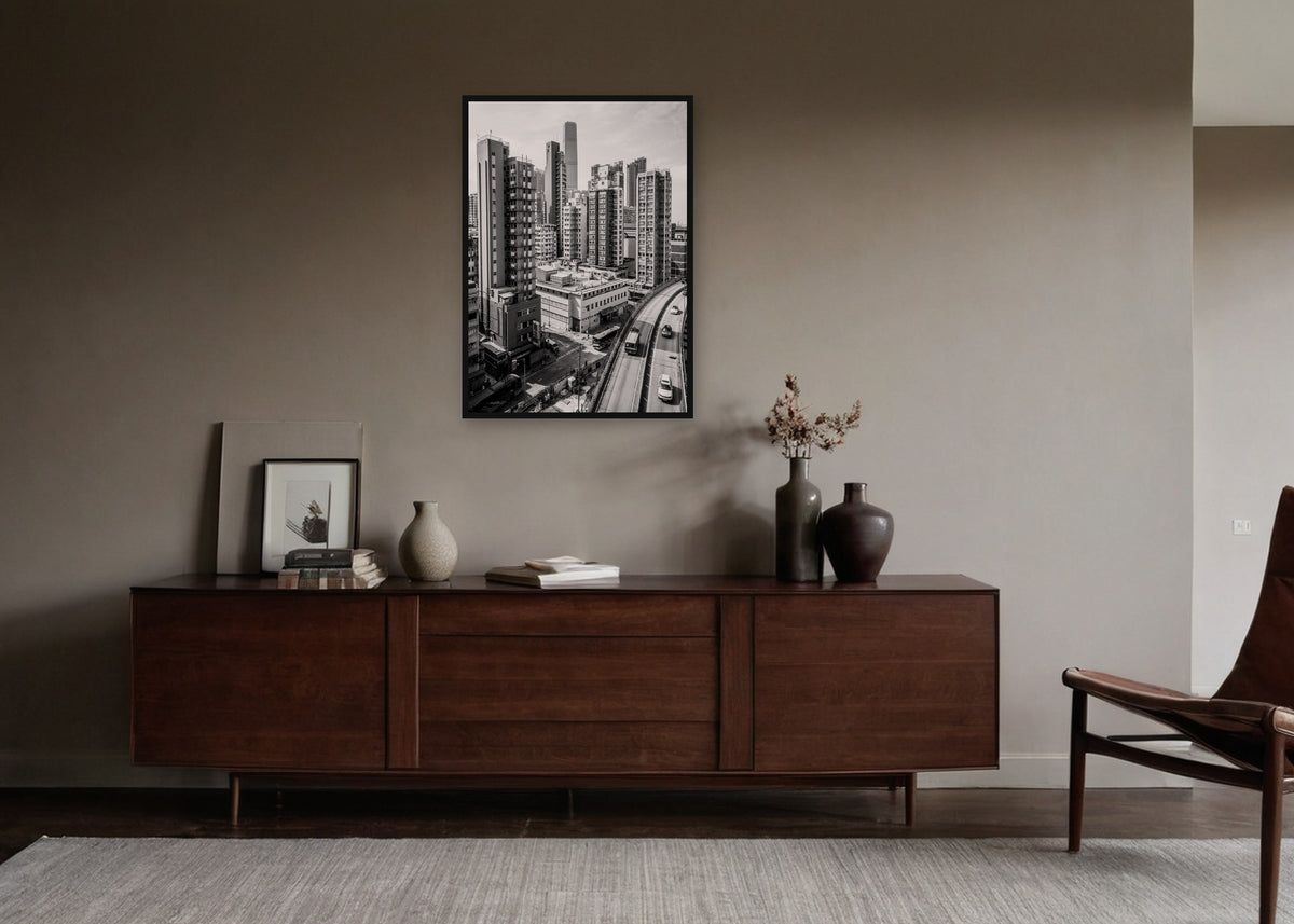 Poster Hongkong 11 ingelijst aan de muur in een woonkamer