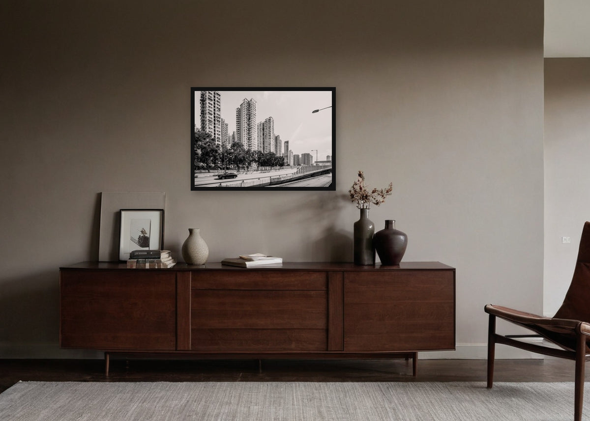 Poster Hongkong 13 ingelijst aan de muur in een woonkamer