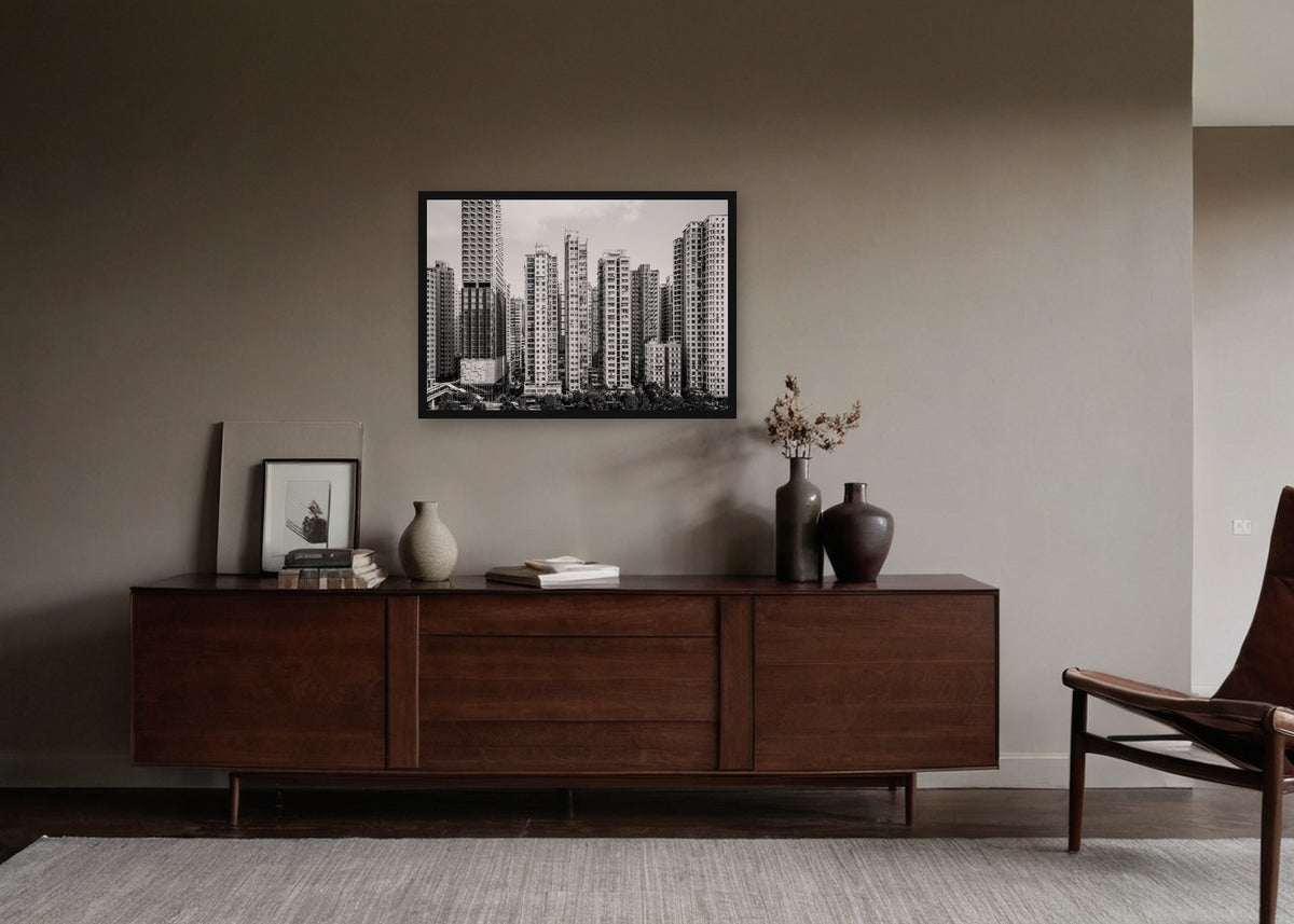 Poster Hongkong 15 ingelijst aan de muur in een woonkamer